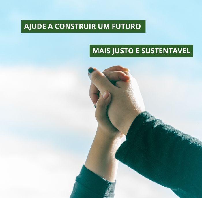 maos entrelaçadas com céu azul de fundo
